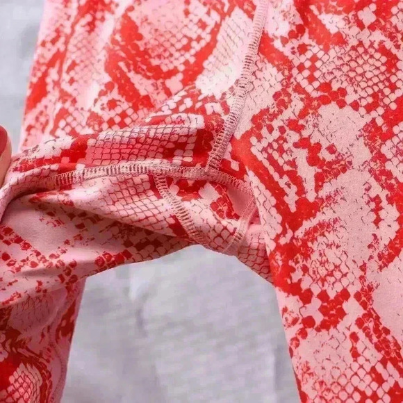 Fabletics Powerhold size XL pink/red snake print capri leggings - Picture 6 of 9
